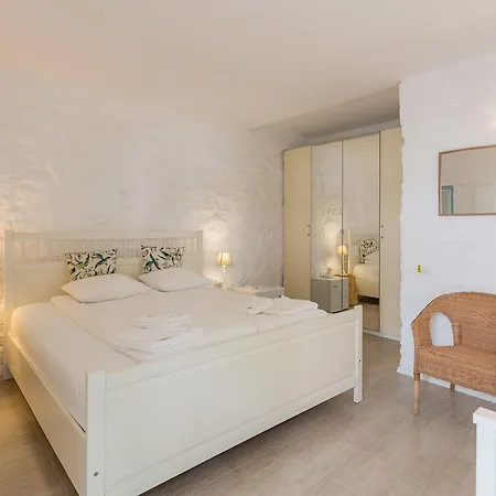 Casa Stavros Două Mai